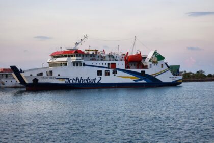 PT ASDP Indonesia Ferry (Persero) berkomitmen menghadirkan layanan penyeberangan yang lebih tertib, aman, dan modern melalui penerapan sistem pembelian tiket sepenuhnya daring pada lintasan Pelabuhan Ulee Lheue – Pelabuhan Balohan. (istimewa/dok ASDP).