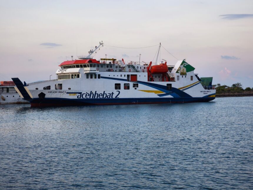 PT ASDP Indonesia Ferry (Persero) berkomitmen menghadirkan layanan penyeberangan yang lebih tertib, aman, dan modern melalui penerapan sistem pembelian tiket sepenuhnya daring pada lintasan Pelabuhan Ulee Lheue – Pelabuhan Balohan. (istimewa/dok ASDP).