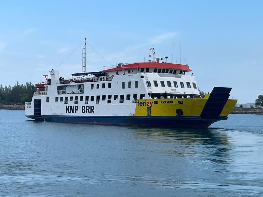 PT ASDP Indonesia Ferry (Persero) berkomitmen menghadirkan layanan penyeberangan yang lebih tertib, aman, dan modern melalui penerapan sistem pembelian tiket sepenuhnya daring pada lintasan Pelabuhan Ulee Lheue – Pelabuhan Balohan. (istimewa/dok ASDP).