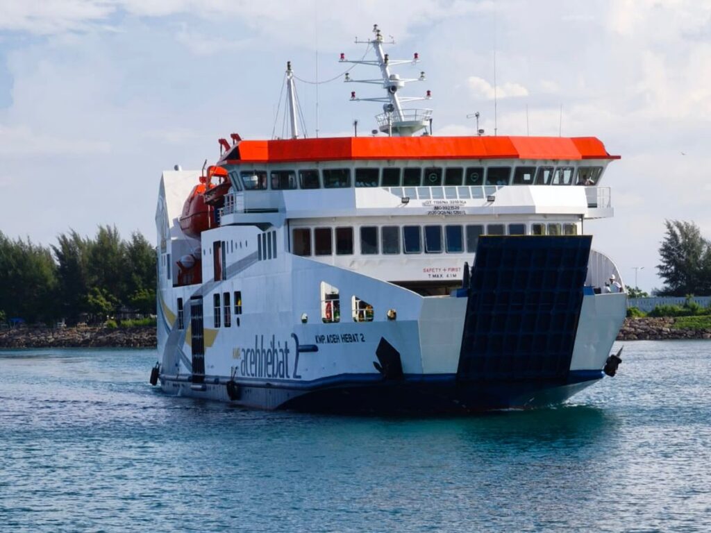 PT ASDP Indonesia Ferry (Persero) berkomitmen menghadirkan layanan penyeberangan yang lebih tertib, aman, dan modern melalui penerapan sistem pembelian tiket sepenuhnya daring pada lintasan Pelabuhan Ulee Lheue – Pelabuhan Balohan. (istimewa/dok ASDP).