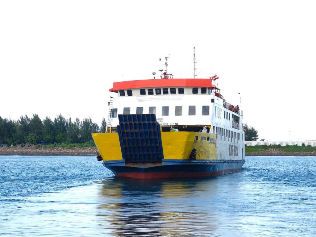PT ASDP Indonesia Ferry (Persero) berkomitmen menghadirkan layanan penyeberangan yang lebih tertib, aman, dan modern melalui penerapan sistem pembelian tiket sepenuhnya daring pada lintasan Pelabuhan Ulee Lheue – Pelabuhan Balohan. (istimewa/dok ASDP).