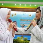 Menteri Komunikasi dan Digital Meutya Hafid (kanan) berdialog dengan seorang santri saat Forum Sahabat Tunas bertema “Cerdas, Sehat, dan Terlindungi” di Pondok Pesantren Qomarul Huda, Lombok Tengah, Nusa Tenggara Barat, Selasa (5/5/2026), Dalam sesi interaktif tersebut, Meutya Hafid menyoroti tingginya penggunaan internet di kalangan remaja serta pentingnya pembatasan akses media sosial bagi anak guna mencegah dampak negatif, sekaligus menjadikan kegiatan ini sebagai ruang edukasi untuk meningkatkan literasi digital, mendorong penggunaan teknologi secara bijak, serta memperkuat karakter, kepercayaan diri, dan keseimbangan antara aktivitas di dunia nyata dan digital bagi generasi muda. Infopublik/Amiriyandi