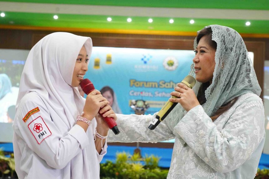 Menteri Komunikasi dan Digital Meutya Hafid (kanan) berdialog dengan seorang santri saat Forum Sahabat Tunas bertema “Cerdas, Sehat, dan Terlindungi” di Pondok Pesantren Qomarul Huda, Lombok Tengah, Nusa Tenggara Barat, Selasa (5/5/2026), Dalam sesi interaktif tersebut, Meutya Hafid menyoroti tingginya penggunaan internet di kalangan remaja serta pentingnya pembatasan akses media sosial bagi anak guna mencegah dampak negatif, sekaligus menjadikan kegiatan ini sebagai ruang edukasi untuk meningkatkan literasi digital, mendorong penggunaan teknologi secara bijak, serta memperkuat karakter, kepercayaan diri, dan keseimbangan antara aktivitas di dunia nyata dan digital bagi generasi muda. Infopublik/Amiriyandi