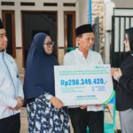 Wakil Ketua Komisi IX DPR RI, Nihayatul Wafiroh bersama Direktur Kepesertaan BPJS Ketenagakerjaan, Agung Nugroho dan Anggota Dewan Pengawas BPJS Ketenagakerjaan Ujang Romli mengunjungi keluarga almarhumah Adelia di kediamannya di Cibitung, Jawa Barat. Foto: Ist