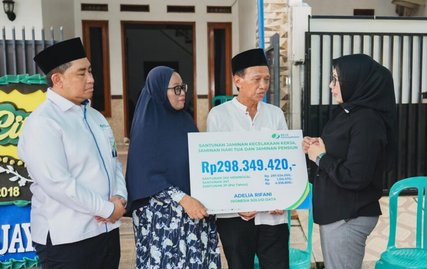 Wakil Ketua Komisi IX DPR RI, Nihayatul Wafiroh bersama Direktur Kepesertaan BPJS Ketenagakerjaan, Agung Nugroho dan Anggota Dewan Pengawas BPJS Ketenagakerjaan Ujang Romli mengunjungi keluarga almarhumah Adelia di kediamannya di Cibitung, Jawa Barat. Foto: Ist