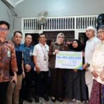 BPJS Ketenagakerjaan menyerahkan santunan Jaminan Kecelakaan Kerja meninggal dunia kepada keluarga almarhumah Arinjani Novita Sari. Foto: BPJS Ketenagakerjaan