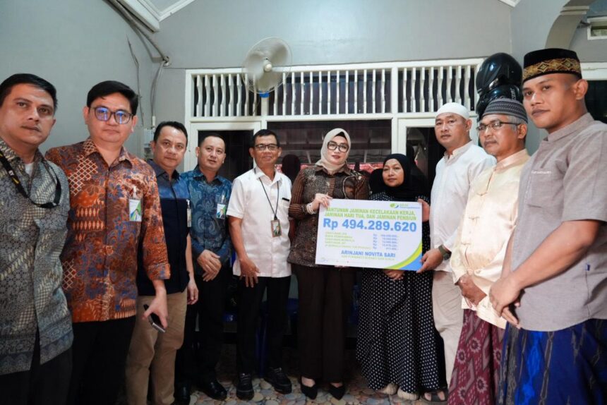 BPJS Ketenagakerjaan menyerahkan santunan Jaminan Kecelakaan Kerja meninggal dunia kepada keluarga almarhumah Arinjani Novita Sari. Foto: BPJS Ketenagakerjaan