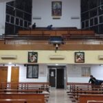 Sejumlah panitia HUT Gereja Santo Fransiskus Asisi Tebet, Jakarta Selatan, bersama tim konservasi museum melakukan perawatan memoles bahan alami berbagai perabot yang ada di dalam gereja Paroki Tebet pada Jumat (8/5/2026) malam. Foto: Joesvicar Iqbal/ipol.id