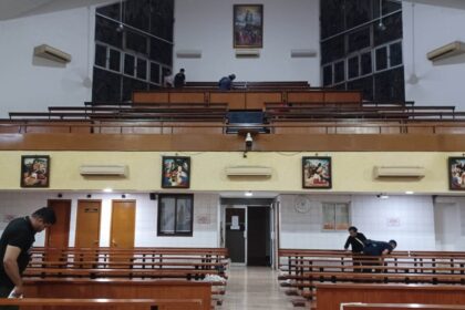 Sejumlah panitia HUT Gereja Santo Fransiskus Asisi Tebet, Jakarta Selatan, bersama tim konservasi museum melakukan perawatan memoles bahan alami berbagai perabot yang ada di dalam gereja Paroki Tebet pada Jumat (8/5/2026) malam. Foto: Joesvicar Iqbal/ipol.id