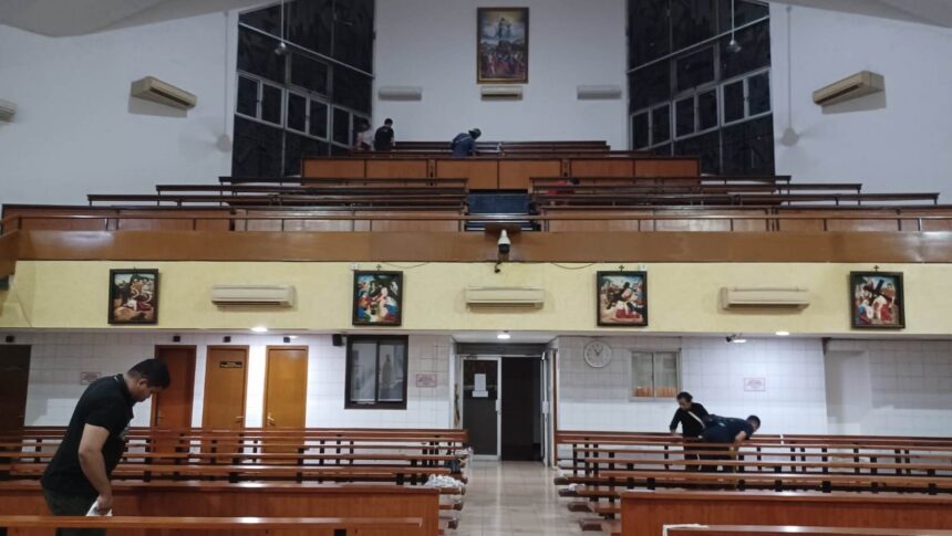 Sejumlah panitia HUT Gereja Santo Fransiskus Asisi Tebet, Jakarta Selatan, bersama tim konservasi museum melakukan perawatan memoles bahan alami berbagai perabot yang ada di dalam gereja Paroki Tebet pada Jumat (8/5/2026) malam. Foto: Joesvicar Iqbal/ipol.id