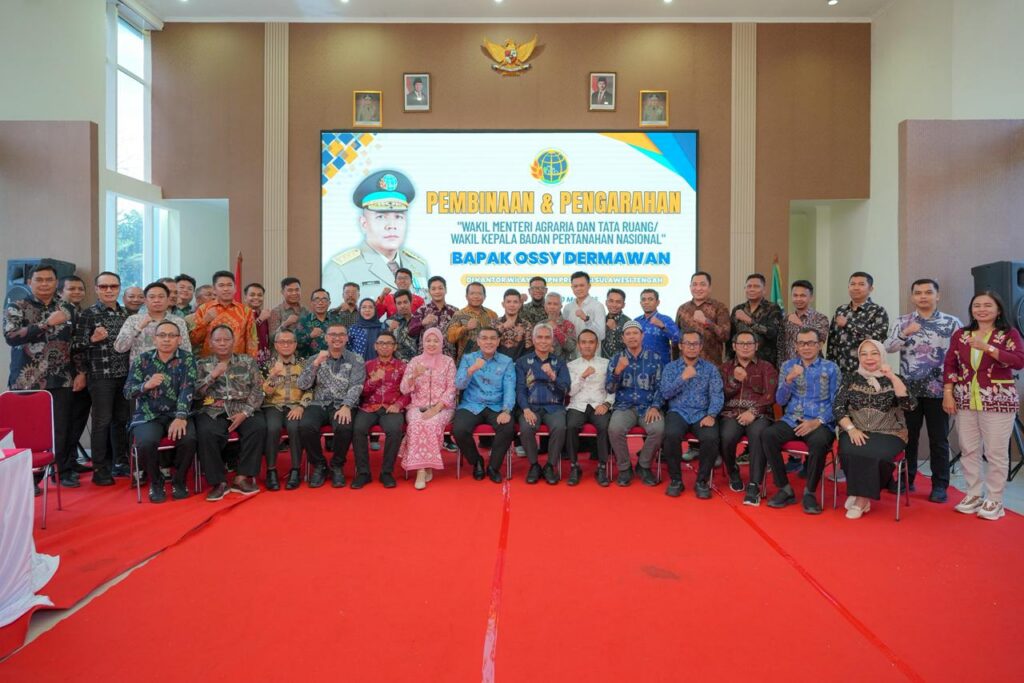 Wakil Menteri Agraria dan Tata Ruang/Wakil Kepala Badan Pertanahan Nasional (Wamen ATR/Waka BPN), Ossy Dermawan, menyerahkan sejumlah sertipikat di Kantor Wilayah (Kanwil) BPN Provinsi Sulawesi Tengah (Sulteng) pada Minggu (10/05/2026).