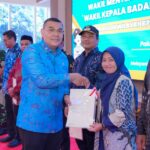 Wakil Menteri Agraria dan Tata Ruang/Wakil Kepala Badan Pertanahan Nasional (Wamen ATR/Waka BPN), Ossy Dermawan, menyerahkan sejumlah sertipikat di Kantor Wilayah (Kanwil) BPN Provinsi Sulawesi Tengah (Sulteng) pada Minggu (10/05/2026). (istimewa/dok. Kementerian Agraria dan Tata Ruang/Badan Pertanahan Nasional).