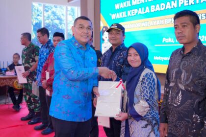 Wakil Menteri Agraria dan Tata Ruang/Wakil Kepala Badan Pertanahan Nasional (Wamen ATR/Waka BPN), Ossy Dermawan, menyerahkan sejumlah sertipikat di Kantor Wilayah (Kanwil) BPN Provinsi Sulawesi Tengah (Sulteng) pada Minggu (10/05/2026). (istimewa/dok. Kementerian Agraria dan Tata Ruang/Badan Pertanahan Nasional).