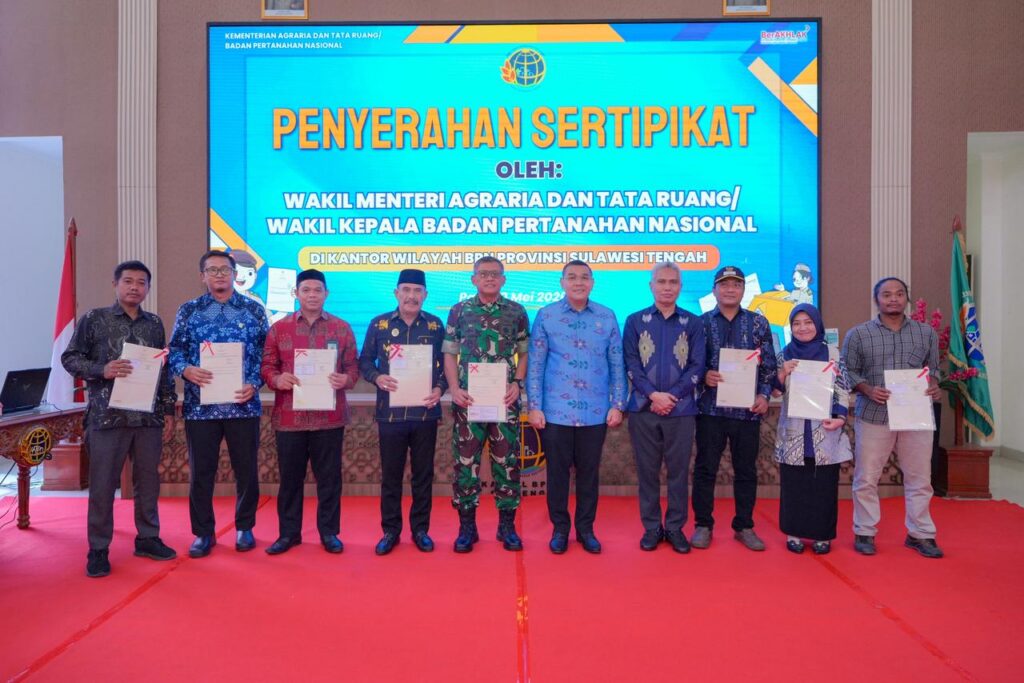 Wakil Menteri Agraria dan Tata Ruang/Wakil Kepala Badan Pertanahan Nasional (Wamen ATR/Waka BPN), Ossy Dermawan, menyerahkan sejumlah sertipikat di Kantor Wilayah (Kanwil) BPN Provinsi Sulawesi Tengah (Sulteng) pada Minggu (10/05/2026).
