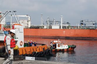 Latihan bersama simulasi Joint Exercise Business Continuity Management System (BCMS) Tumpahan Minyak melibatkan 30 stakeholder, di kawasan Pelabuhan Tanjung Priok, Jakarta Utara, Selasa (12/5/2026). Foto: Joesvicar Iqbal/ipol.id