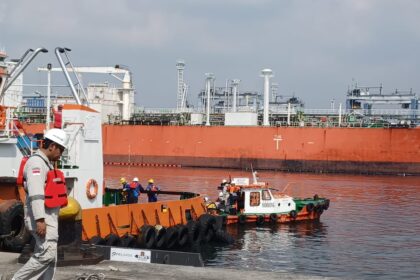 Latihan bersama simulasi Joint Exercise Business Continuity Management System (BCMS) Tumpahan Minyak melibatkan 30 stakeholder, di kawasan Pelabuhan Tanjung Priok, Jakarta Utara, Selasa (12/5/2026). Foto: Joesvicar Iqbal/ipol.id