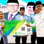 Menko Pangan Zulkifli Hasan menyerahkan kartu BPJS Ketenagakerjaan kepada guru ngaji. Foto: Ist