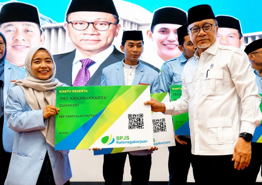 Menko Pangan Zulkifli Hasan menyerahkan kartu BPJS Ketenagakerjaan kepada guru ngaji. Foto: Ist