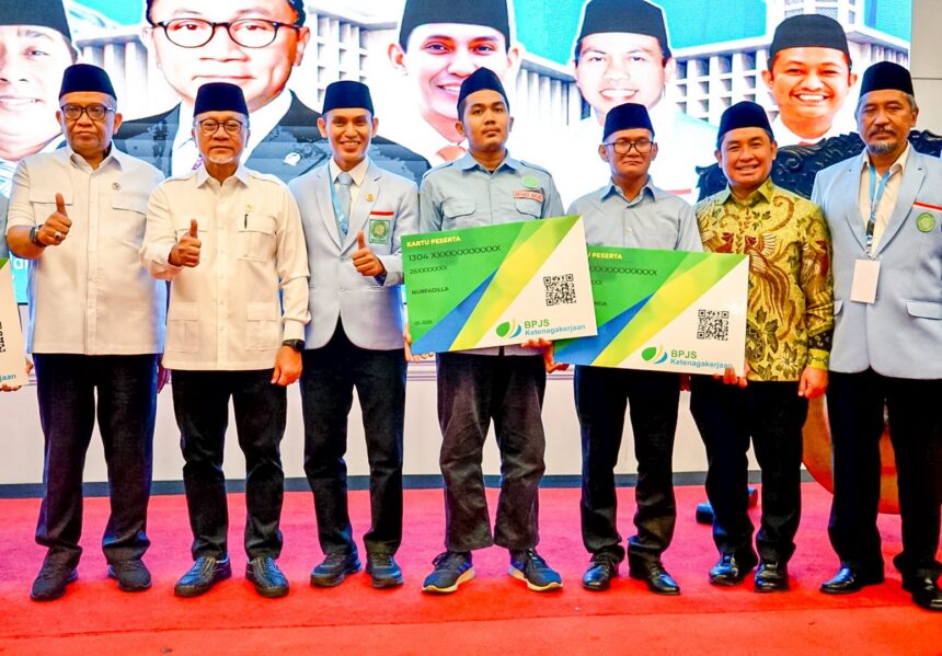Menko Pangan Zulkifli Hasan menyerahkan kartu BPJS Ketenagakerjaan kepada guru ngaji. Foto: Ist