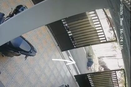 Rekaman CCTV memperlihatkan detik-detik sapi mengamuk hingga menyeret korban puluhan meter di tengah permukiman warga. Foto: Tangkapan layar Instagram @info.negri