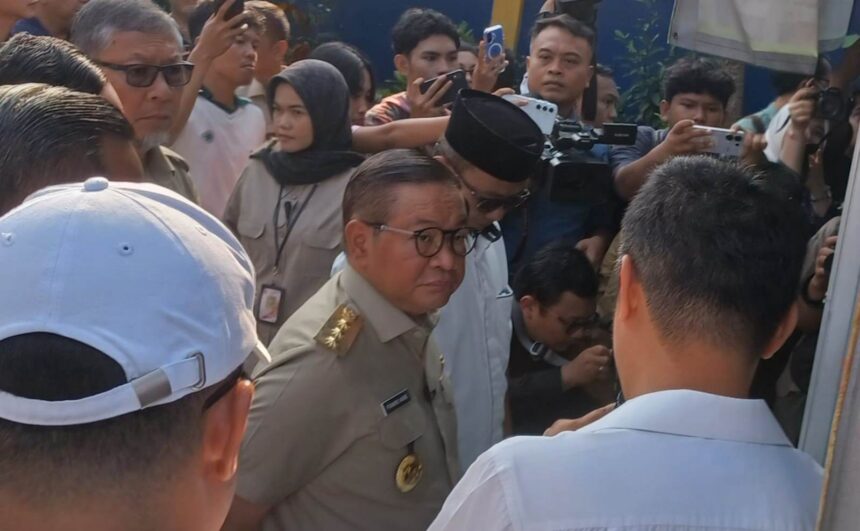 Gubernur DKI Jakarta, Pramono Anung, saat mengunjungi Pasar Kramat Jati, Jakarta Timur, Senin (11/5/2026). Foto: Joesvicar Iqbal/ipol.id