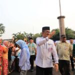 Wali Kota Jakarta Selatan Anwar dan istri, Diah Anwar di menyalami ribuan ASN dan honorer di lingkungan Pemkot Jaksel, Jumat (29/5/2026). Foto: Ist