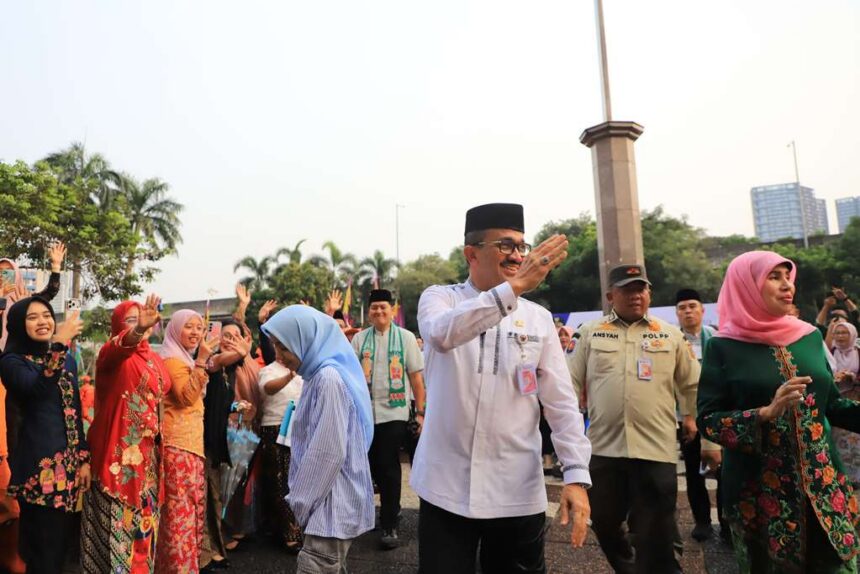 Wali Kota Jakarta Selatan Anwar dan istri, Diah Anwar di menyalami ribuan ASN dan honorer di lingkungan Pemkot Jaksel, Jumat (29/5/2026). Foto: Ist
