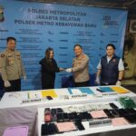 Kapolsek Metro Kebayoran Baru, AKBP Nugrahadi Kusuma didampingi Kanit Reskrim, AKP Andre J R Simamora, dan Kasi Humas Polres Metro Jakarta Selatan, AKP Joko Adi, menyerahkan iPhone 11 Pro yang dicuri kepada pemiliknya, di Mapolsek Kebayoran Baru, Jakarta Selatan, Jumat (8/5/2026). Foto: Joesvicar Iqbal/ipol.id