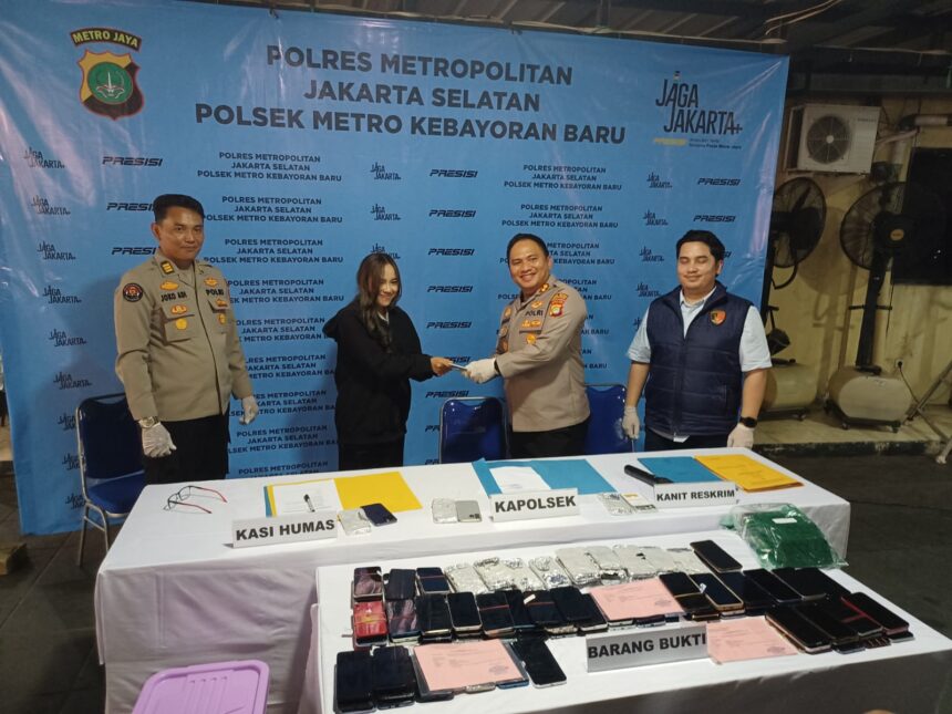 Kapolsek Metro Kebayoran Baru, AKBP Nugrahadi Kusuma didampingi Kanit Reskrim, AKP Andre J R Simamora, dan Kasi Humas Polres Metro Jakarta Selatan, AKP Joko Adi, menyerahkan iPhone 11 Pro yang dicuri kepada pemiliknya, di Mapolsek Kebayoran Baru, Jakarta Selatan, Jumat (8/5/2026). Foto: Joesvicar Iqbal/ipol.id