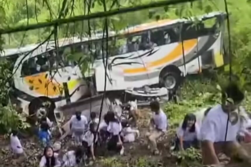 bus masuk jurang