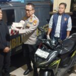 Kapolsek Pancoran, Kompol Mansur didampingi Kanit Reskrim menyerahkan sepeda motor yang sempat dicuri kepada korban Eri di Mapolsek Pancoran, Jakarta Selatan, Senin (25/5/2026) malam. Foto: Joesvicar Iqbal/ipol.id