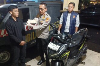 Kapolsek Pancoran, Kompol Mansur didampingi Kanit Reskrim menyerahkan sepeda motor yang sempat dicuri kepada korban Eri di Mapolsek Pancoran, Jakarta Selatan, Senin (25/5/2026) malam. Foto: Joesvicar Iqbal/ipol.id