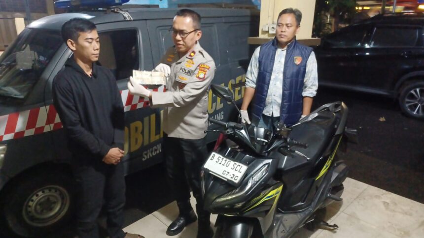 Kapolsek Pancoran, Kompol Mansur didampingi Kanit Reskrim menyerahkan sepeda motor yang sempat dicuri kepada korban Eri di Mapolsek Pancoran, Jakarta Selatan, Senin (25/5/2026) malam. Foto: Joesvicar Iqbal/ipol.id