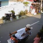 Aksi penjambretan handphone menyasar bocah di Jalan Masjid Satu, Kelurahan Rawa Bunga, Kecamatan Jatinegara, Jakarta Timur, Selasa (12/5/2026). Foto: Tangkapan kamera CCTV