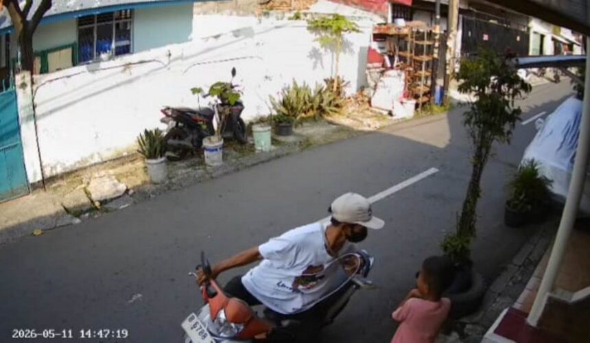 Aksi penjambretan handphone menyasar bocah di Jalan Masjid Satu, Kelurahan Rawa Bunga, Kecamatan Jatinegara, Jakarta Timur, Selasa (12/5/2026). Foto: Tangkapan kamera CCTV