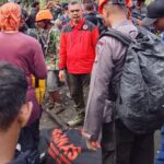 Proses evakuasi jenazah korban erupsi gunung api Dukono oleh tim SAR Gabungan di Kabupaten Halmahera Utara, Maluku Utara, Sabtu (9/5/2026). Foto: BPBD Kabupaten Halmahera Utara