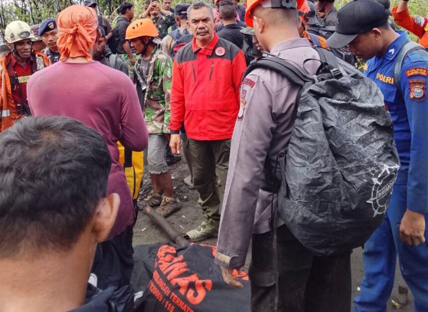 Proses evakuasi jenazah korban erupsi gunung api Dukono oleh tim SAR Gabungan di Kabupaten Halmahera Utara, Maluku Utara, Sabtu (9/5/2026). Foto: BPBD Kabupaten Halmahera Utara