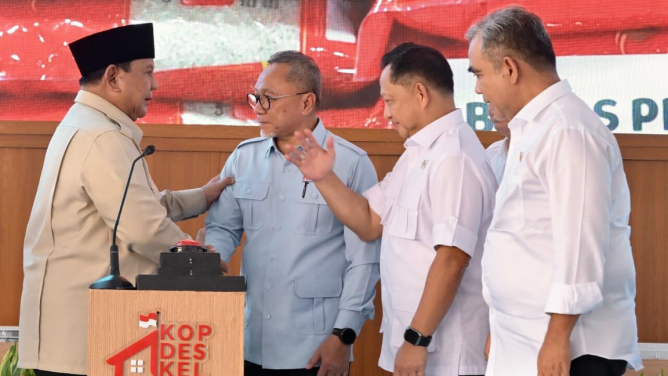 Presiden RI bersama para menterinya saat meresmikanKopdes Merah Putih di Nganjuk Jatim. Foto: Dok Humas