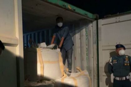 Sejumlah kontainer milik PT PMM yang dibongkar paksa diduga oleh petugas di Batam, Kepulauan Riau, Minggu (24/5/2026). Foto: Ist