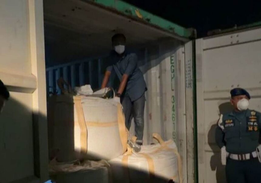 Sejumlah kontainer milik PT PMM yang dibongkar paksa diduga oleh petugas di Batam, Kepulauan Riau, Minggu (24/5/2026). Foto: Ist