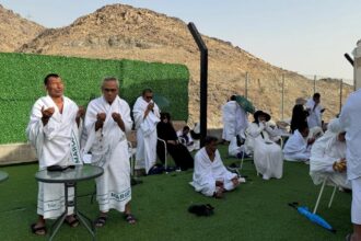 Sejumlah jamaah Marco Tour Travel khusyuk berdoa saat menjalankan ibadah haji di Tanah Suci Makkah, Rabu (27/5/2026). Foto: Ist