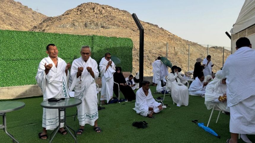 Sejumlah jamaah Marco Tour Travel khusyuk berdoa saat menjalankan ibadah haji di Tanah Suci Makkah, Rabu (27/5/2026). Foto: Ist