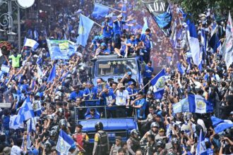 lautan biru menggema jutaan bobotoh tumpah ruah rayakan persib juara super league 20252026 25052026 061554