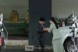 Presiden Prabowo saat hadir di Gedubg DPR disambut Ketua DPR Puan Maharani. Foto : Ist