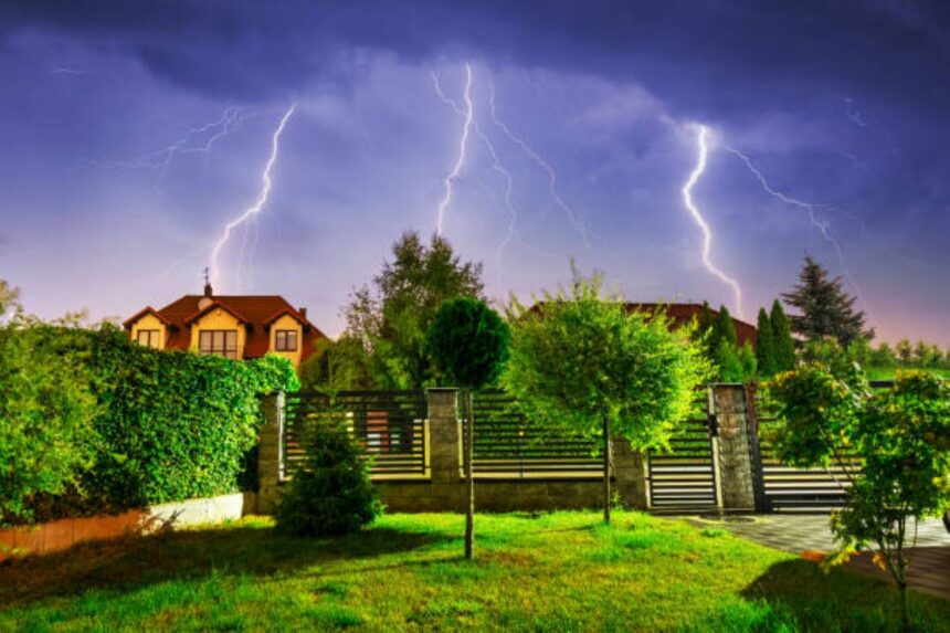 rumah disambar petir istock