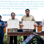 Mendagri Muhammad Tito Karnavian bersama Menteri Perumahan dan Kawasan Permukiman (PKP) Maruarar Sirait menandatangani Surat Keputusan Bersama (SKB) tentang Dukungan Percepatan Pelaksanaan Program Pembangunan 3 Juta Rumah. Foto: Kemendagri
