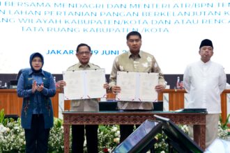 Mendagri Muhammad Tito Karnavian bersama Menteri Perumahan dan Kawasan Permukiman (PKP) Maruarar Sirait menandatangani Surat Keputusan Bersama (SKB) tentang Dukungan Percepatan Pelaksanaan Program Pembangunan 3 Juta Rumah. Foto: Kemendagri