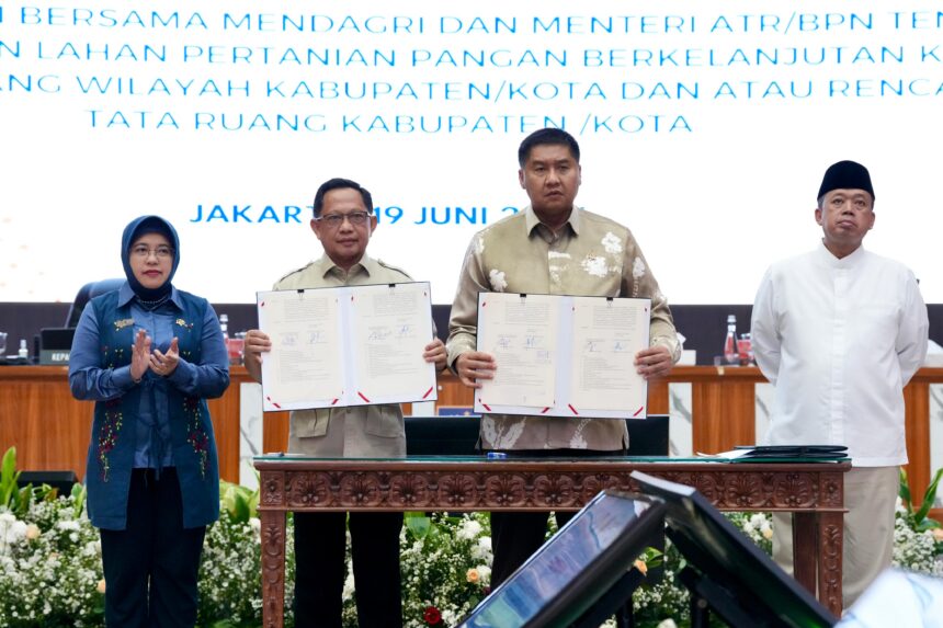 Mendagri Muhammad Tito Karnavian bersama Menteri Perumahan dan Kawasan Permukiman (PKP) Maruarar Sirait menandatangani Surat Keputusan Bersama (SKB) tentang Dukungan Percepatan Pelaksanaan Program Pembangunan 3 Juta Rumah. Foto: Kemendagri