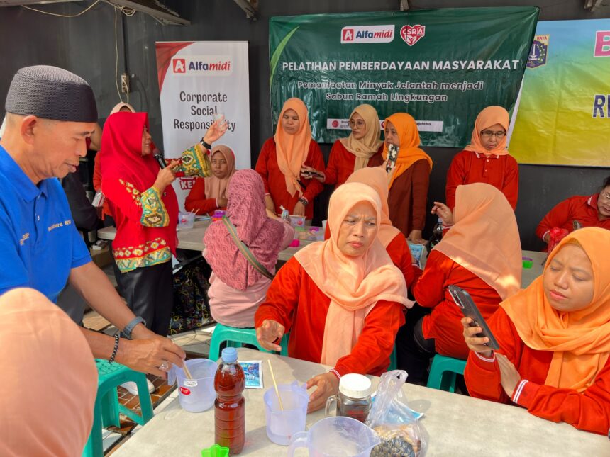 Alfamidi Cabang Bekasi gelar pelatihan pemberdayaan masyarakat di Bank Sampah Sejahtera, Jakarta Timur, pada (5/6/2026). Foto: Ist