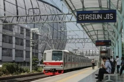 Stasiun KRL Jakarta International Stadium (JIS) dan JPO yang menghubungkan JIS dengan Ancol. Foto: Instagram @jakartastadium